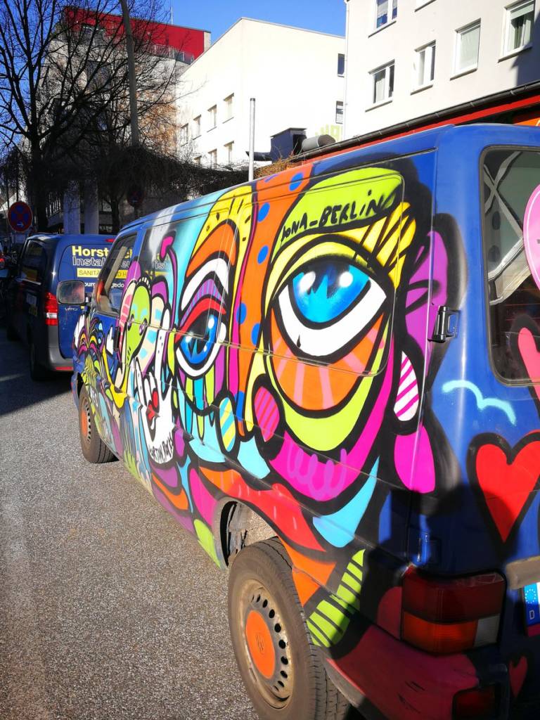 Bona Berlin #StreetArt am Wagen in