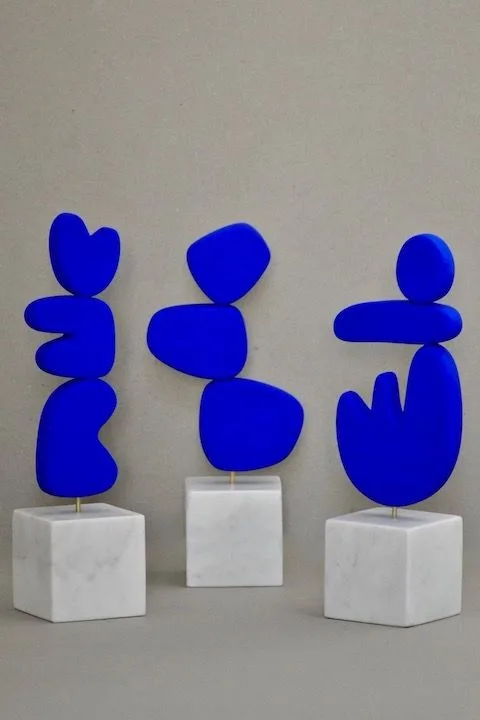 Sculpture totem Iwa bleu cobalt en céramique artisanale sur socle⎮Amélie Dauteur x Authentic-Bazar 11 56ca19debdad79393c1bc888d6ae2853