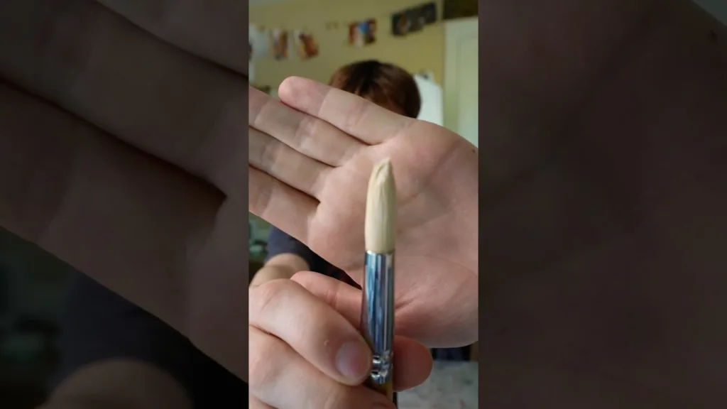 Synthetic vs. Natural bristle brushes #art #artist #painting