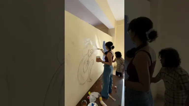 Paint a MURAL with me 🌟( sab jagah color hi color lga diya 🙂‍↕️🤧). #artvlog #muralproject #art